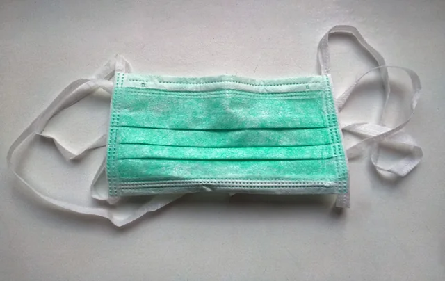 Fotografía de referencia de una mascarilla desechable